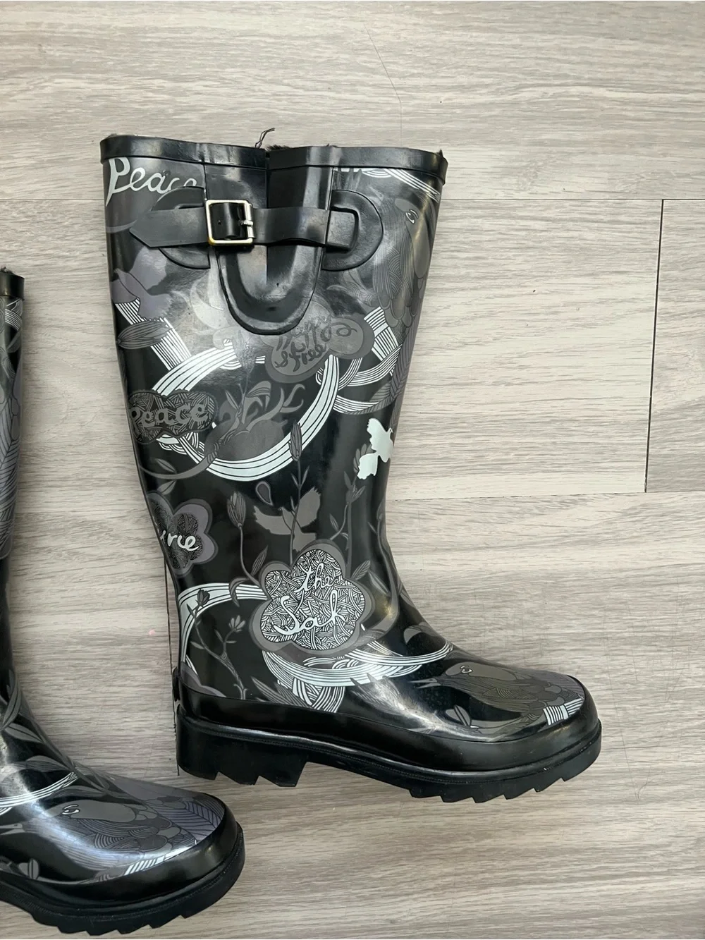 Sakroots Black Floral Rain Boots Size 6 Waterproof Rubber Buckle Mid-Calf